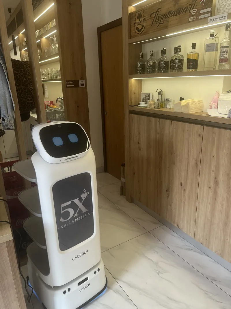 Felszolgáló robot – 5X caffe & bistro, Tiszavasvári